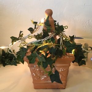 Ivy pedestal decor